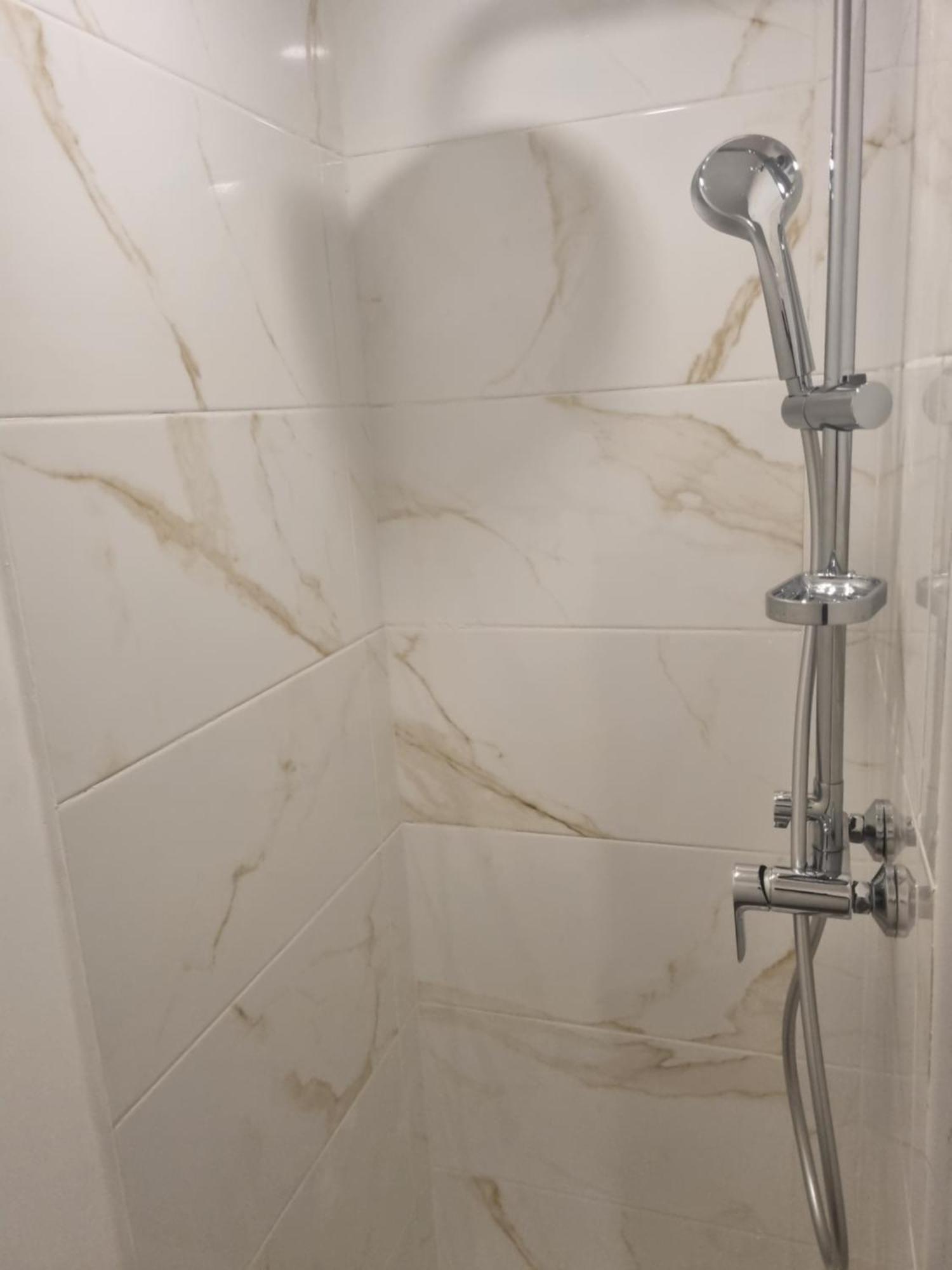 Chambre Privative Renove 2024, Climatisation, Tramway Sur Place , 12 Min Centre, 16 Min Plage, Apercu Lateral Mer, 2 Wc Avec 2 Salle De Bain, Private Room Renovated 2024, Air-Conditioned , Tram On Spot, 2 Toilets And 2 Bathrooms ニース エクステリア 写真
