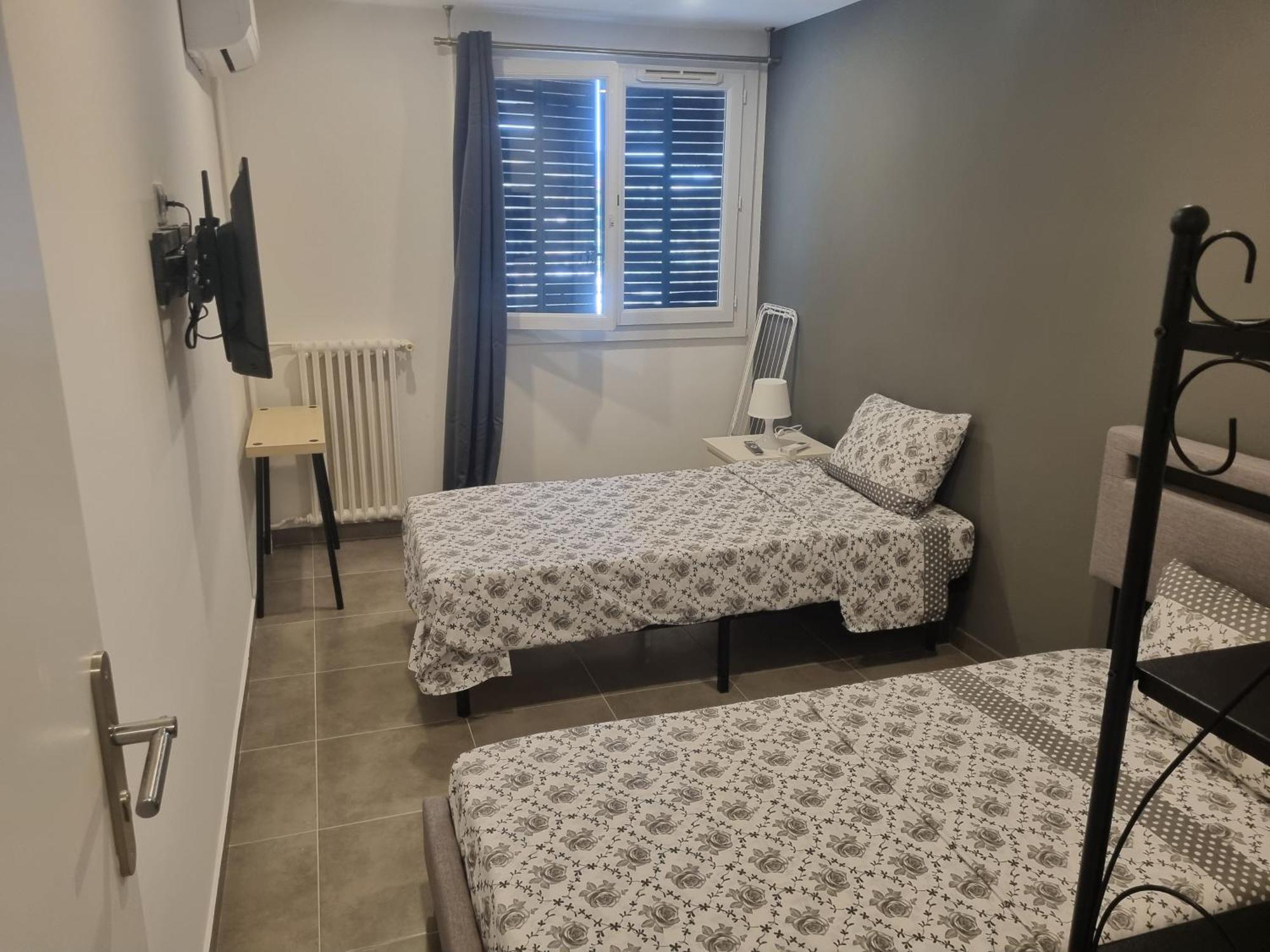 Chambre Privative Renove 2024, Climatisation, Tramway Sur Place , 12 Min Centre, 16 Min Plage, Apercu Lateral Mer, 2 Wc Avec 2 Salle De Bain, Private Room Renovated 2024, Air-Conditioned , Tram On Spot, 2 Toilets And 2 Bathrooms ニース エクステリア 写真
