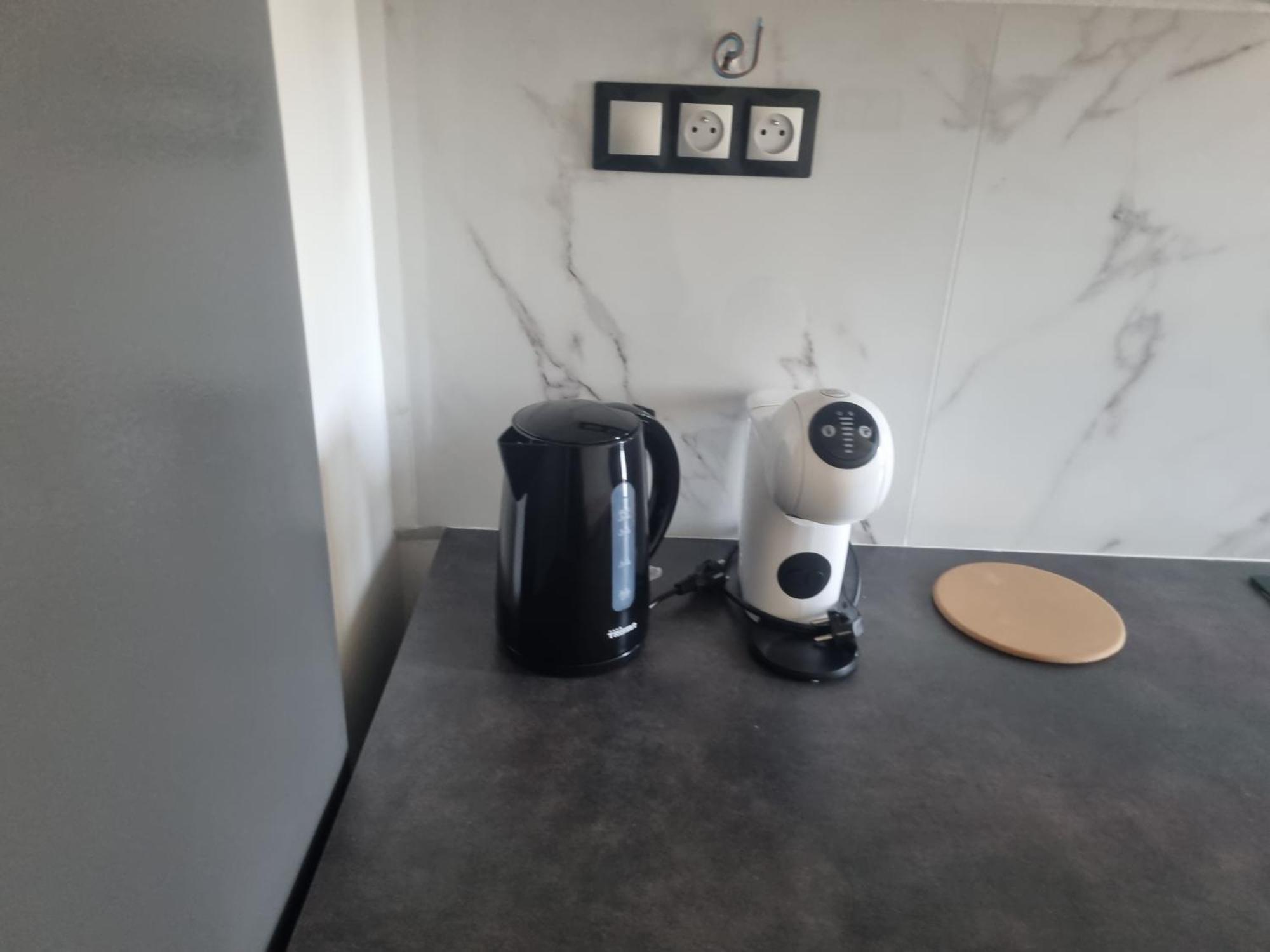 Chambre Privative Renove 2024, Climatisation, Tramway Sur Place , 12 Min Centre, 16 Min Plage, Apercu Lateral Mer, 2 Wc Avec 2 Salle De Bain, Private Room Renovated 2024, Air-Conditioned , Tram On Spot, 2 Toilets And 2 Bathrooms ニース エクステリア 写真